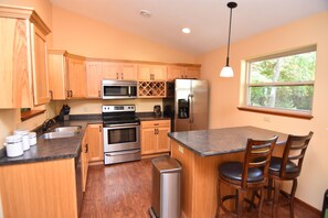 Réfrigérateur, four à micro-ondes, un four, surface de cuisson