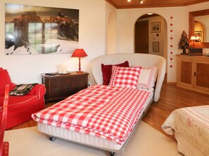 5 bedrooms, desk, iron/ironing board, Internet