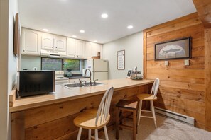 Fridge, microwave, oven, stovetop - RUSTIC RETREAT in Swiss Mountain (Champion)