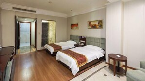 A hotel room with two beds, a desk, a chair, and artwork on the walls. - Wenzhou Lima Business Hotel (Binhai Industrial Park Branch, Wenzhou Longwan Airport) (Wenzhou)