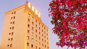 A multi-story hotel building with a sign indicating it is a hotel. - Jinhao Business Hotel (Lufeng)