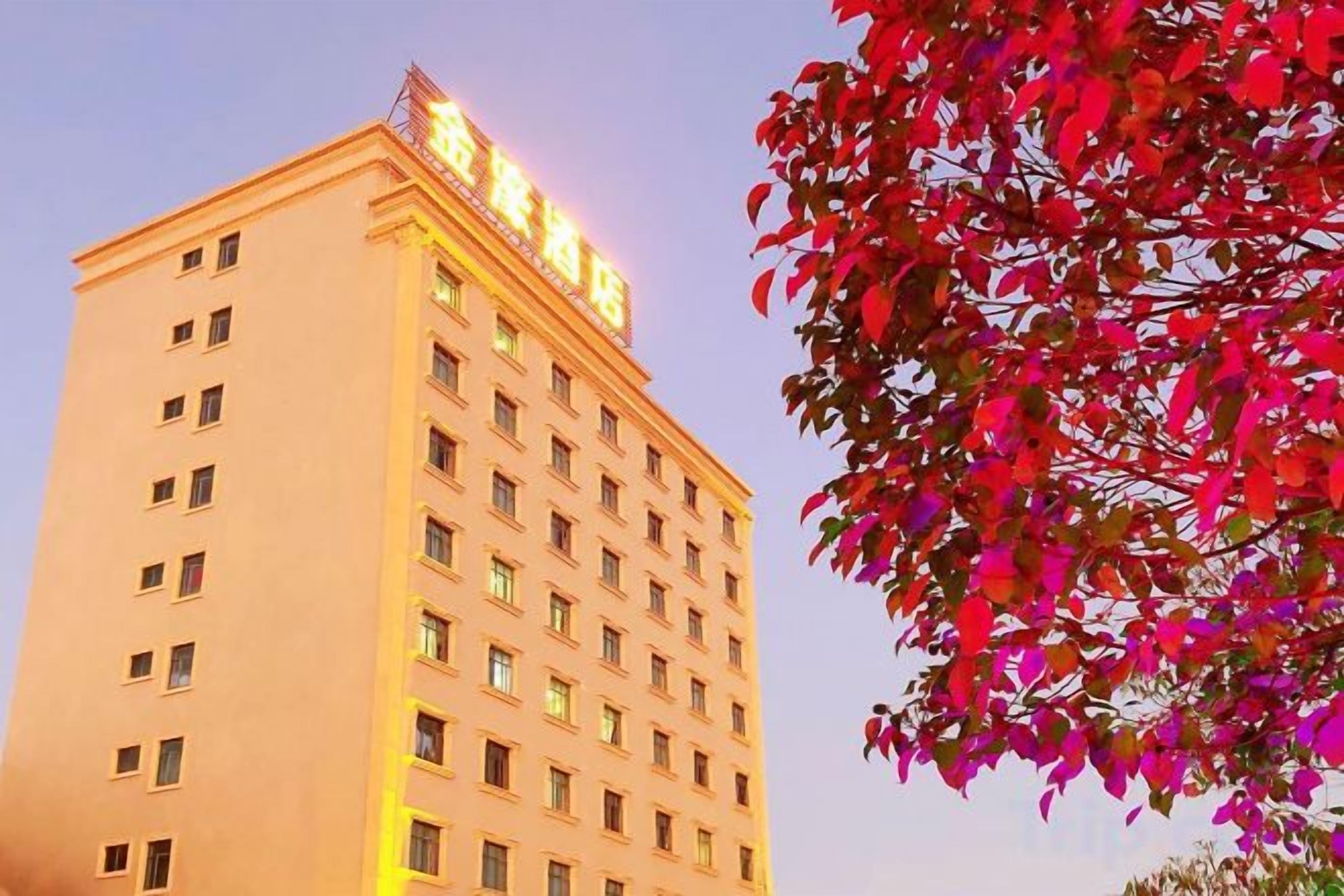 Un edificio de hotel de varios pisos con un letrero llamativo en la parte superior.