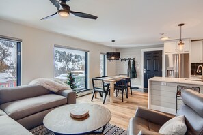 Una Smart TV, una chimenea