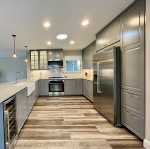 Réfrigérateur, micro-ondes, four, plaque de cuisson