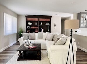 TV connectée, livres, chaîne hi-fi