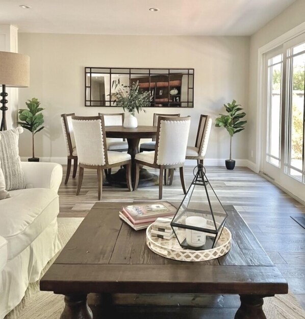 TV connectée, livres, chaîne hi-fi