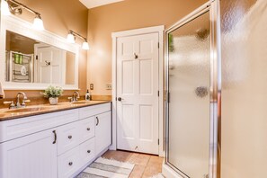 Suihku, poreamme, hiustenkuivaaja, pyyhkeet