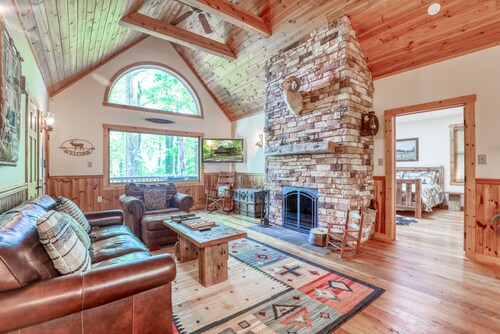 Family Reunion Escape: Warm 3BR Chalet