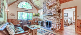 Family Reunion Escape: Warm 3BR Chalet