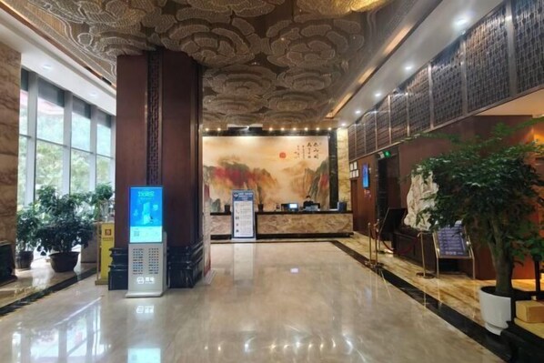 Lobby lounge