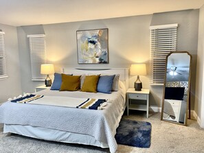 4 habitaciones, escritorio y tabla de planchar con plancha 