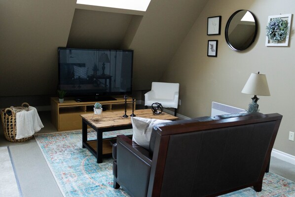TV - Quiet, cozy 1 bedroom suite, w/ separate entrance. Now with A/C! (North Saanich)