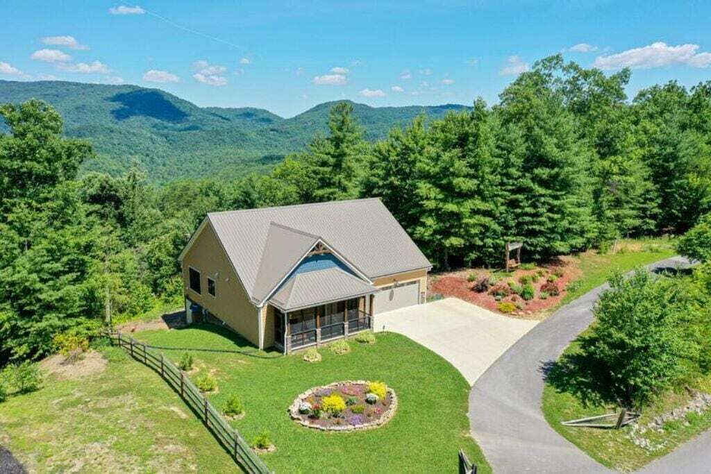 New LUX 4BR w views! Hot Tub + Media Room
