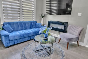 Una Smart TV, una chimenea, una impresora