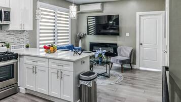 Réfrigérateur, micro-ondes, four, plaque de cuisson