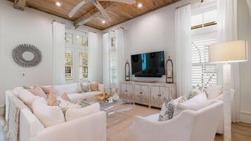 House, 5 Bedrooms | Living room