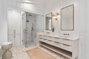 House, 5 Bedrooms | Bathroom | Towels