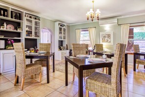 Quarto, 1 quarto, acessível, sacada | Sala de jantar