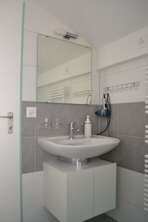 Apartment, 2 Schlafzimmer, Raucher, Balkon | Badezimmer