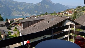 A residential area with houses, a mountain, and a lake. - Two-bedroom Apartment for 4-5 Guests With Lake and Mountain Views (Emmetten)