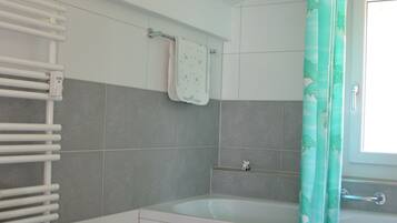Apartment, 2 Bedrooms, Smoking, Balcony | Bathroom