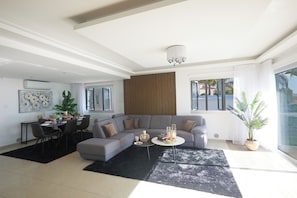 Villa, 3 Bedrooms, Private Pool, Garden View | Dining