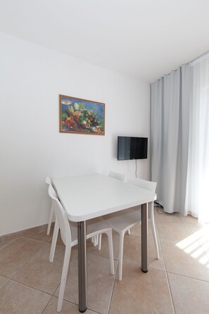 House, 2 Bedrooms, Accessible, Balcony | Dining