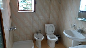 A bathroom with a bathtub, two toilets, a bidet, and a sink. - Luxury Apartment for Rent With Sea View (Sarandë)