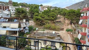 Un quartier résidentiel avec des immeubles, des arbres et un chantier de construction.
