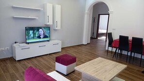 Apartamento, 2 quartos, sacada, vista para a cidade | Sala de estar