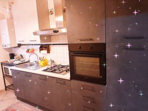 Leilighet, 2 soverom, røyk, balkong | Eget kjøkken | Kaffetrakter/tekoker, høy barnestol og kjøkkenutstyr