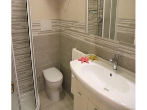 Appartamento, 2 camere da letto, balcone, vista oceano | Dotazioni del bagno