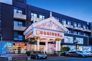 A hotel with a prominent entrance, multiple balconies, and a well-lit facade. - Vienna 3 Best Hotel (Shenzhen Longhua Dalang Commercial Center) (Shenzhen)