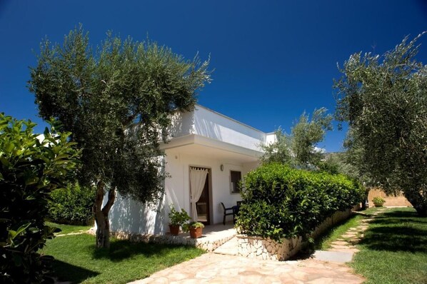 Casa, 1 habitación, balcón, vista al jardín | Vista frontal de la propiedad