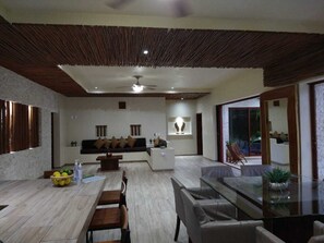 House, 4 Bedrooms, Private Pool, Garden View | Dining