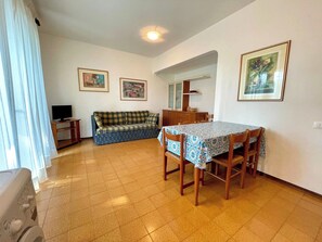 Villa, 2 slaapkamers, balkon, uitzicht op tuin | Dineerruimte