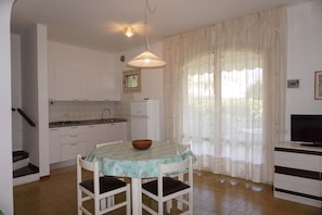 Villa, 2 slaapkamers, terras, uitzicht op tuin | Interieur