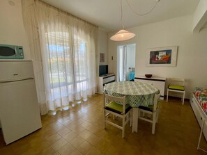 Villa, 2 Bedrooms, Balcony, Garden View | Dining room