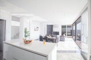 Villa, 3 Bedrooms, Private Pool, Garden View | Dining