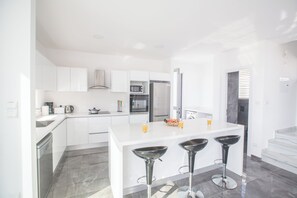 Villa, 3 Bedrooms, Private Pool, Garden View | Private kitchen