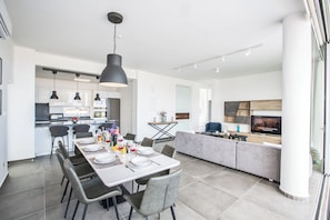 Villa, 4 Schlafzimmer, eigener Pool, Gartenblick | Speisen