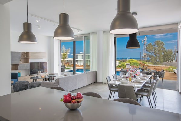 Villa, 4 Bedrooms, Private Pool, Garden View | Dining