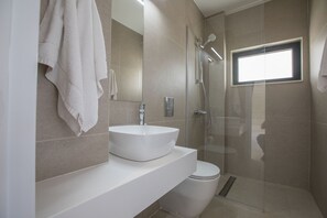 Villa, 5 Bedrooms, Private Pool, Garden View | Bathroom - Protaras Elite Pearl Villa Ep14 (Paralimni)