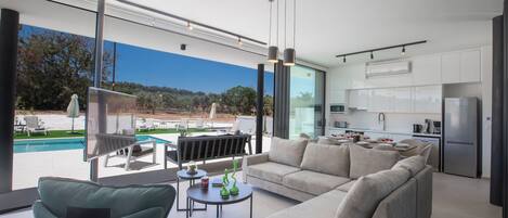 Villa, 5 Bedrooms, Private Pool, Garden View | Living area