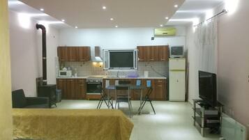 House, 2 Bedrooms, Accessible, Smoking | Living room