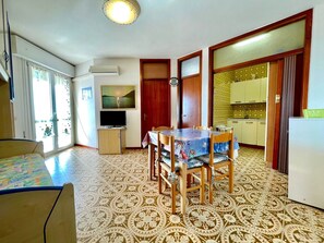 Apartment, 1 Schlafzimmer, Balkon, Meerblick | Esszimmer