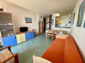 Apartment, 2 Bedrooms, Balcony, Ocean View | Living room