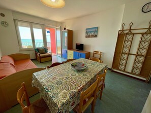 Apartment, 2 Bedrooms, Balcony, Ocean View | Dining room