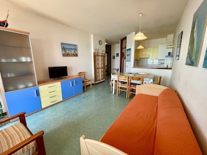 Appartamento, 2 camere da letto, balcone, vista giardino | Soggiorno