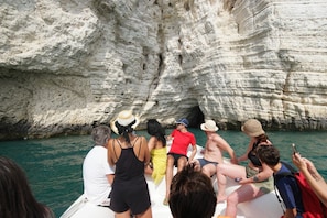 A group of people on a boat near white cliffs. - "saracena" Holiday Home With Private Beach and Swimming Pool (Mattinata)